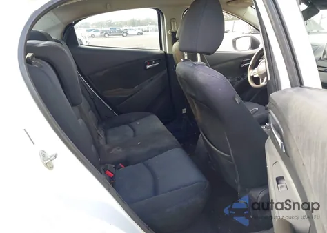 2017 Toyota Yaris Ia z USA, uszkodzony, nr VIN 3MYDLBYV5HY160415